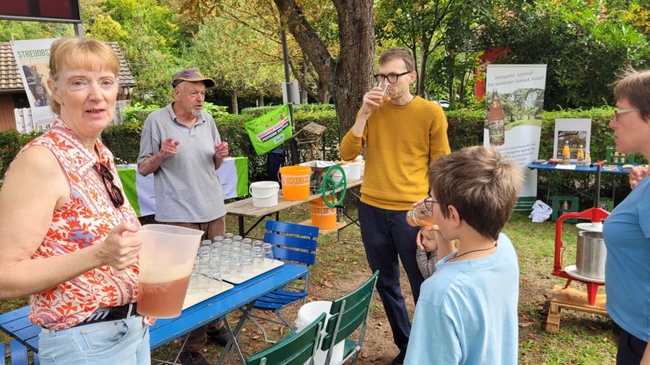 Der frisch gepresste Apfelsaft wird gleich probiert